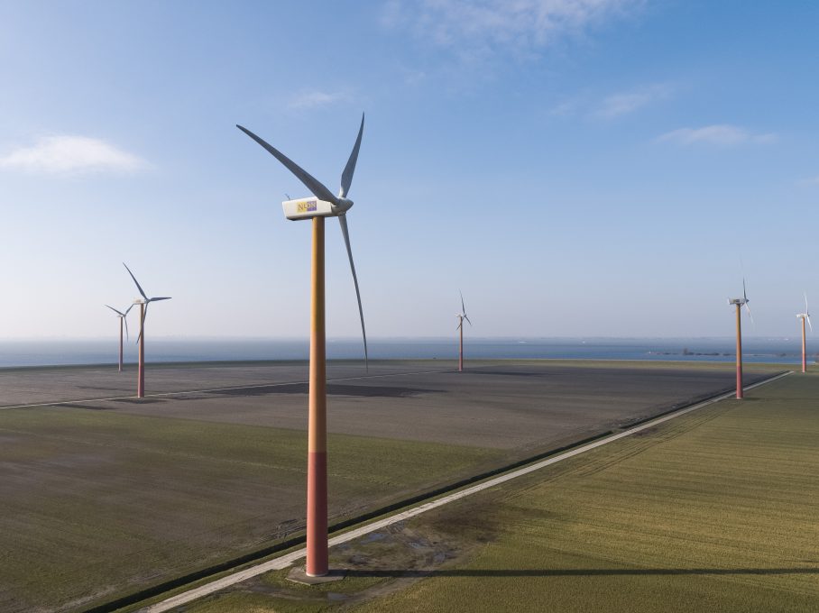 Almere, 22 februari 2018. Windmolens aan het Lawsonspad